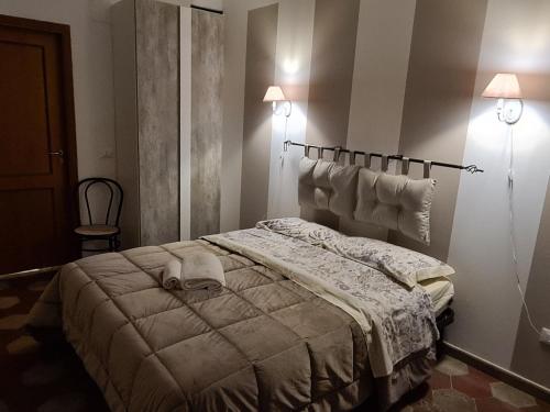 una camera con un letto e due luci sul muro di Agorà Sant’anna Apartment a Palermo