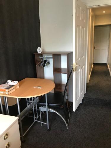 un ufficio con scrivania, tavolo e porta di Private double room near City centre, Coventry a Coventry
