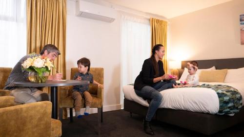 Επισκέπτες που μένουν στο Carnmore Hotel Takapuna