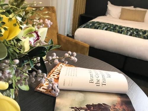 Ένα ή περισσότερα κρεβάτια σε δωμάτιο στο Carnmore Hotel Takapuna