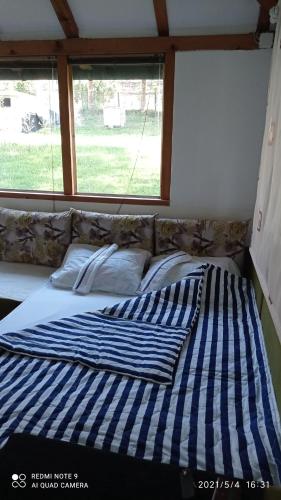 Llit o llits en una habitació de Ravne Apartman 2