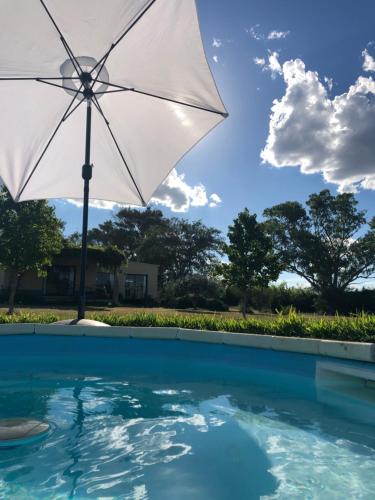 Bazén v ubytování La Recompensa Glamtainer nebo v jeho okolí