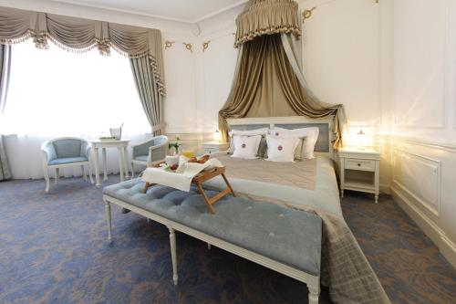 Posteľ alebo postele v izbe v ubytovaní Hotel Jarosław