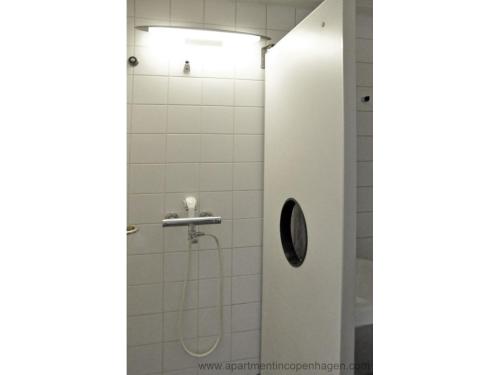 y baño con ducha con cabezal de ducha. en ApartmentInCopenhagen Apartment 308, en Copenhague