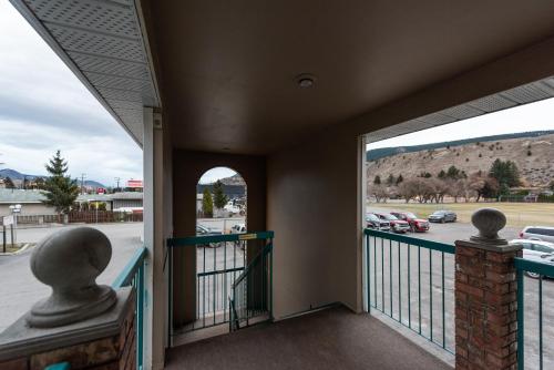 The Ranchland Inn Kamloopsにあるバルコニーまたはテラス
