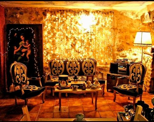 uma sala de estar com duas cadeiras e uma mesa em Room in Lodge - Romantic getaway to Cuenca The fifth em Valeria