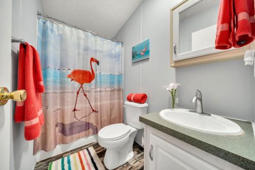 La salle de bains est pourvue de toilettes et d'un rideau de douche. dans l'établissement Lake Placid Home Boat Parking and Clubhouse Access, à Lake Placid