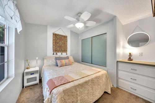 - une chambre avec un lit et un ventilateur de plafond dans l'établissement Lake Placid Home Boat Parking and Clubhouse Access, à Lake Placid