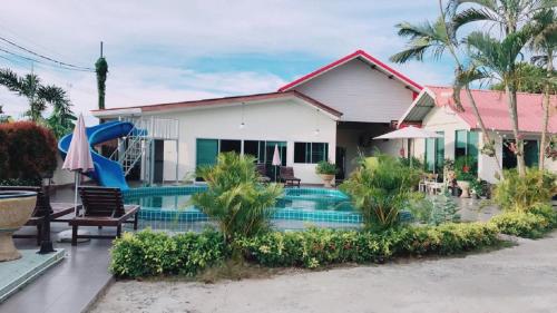 a house with a pool and a slide at Baan Kaew Ruen Kwan in Jomtien Beach