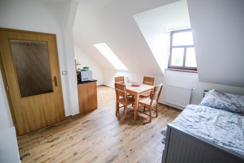 Habitación pequeña con mesa y dormitorio en Pension Pod Hvězdami, en Božejov