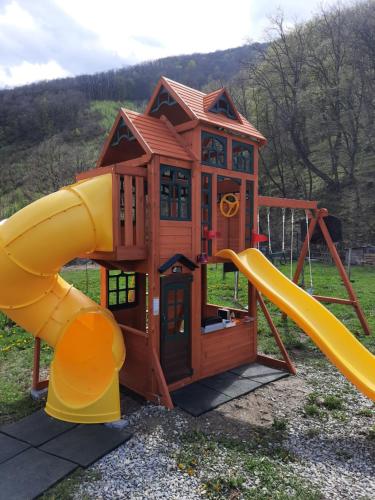 Ο χώρος παιχνιδιού για παιδιά στο Pensiune Marginimea Sibiului