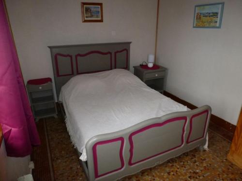 een kleine slaapkamer met een bed en twee nachtkastjes bij Gîte Fiefs, 3 pièces, 4 personnes - FR-1-376-47 in Fiefs