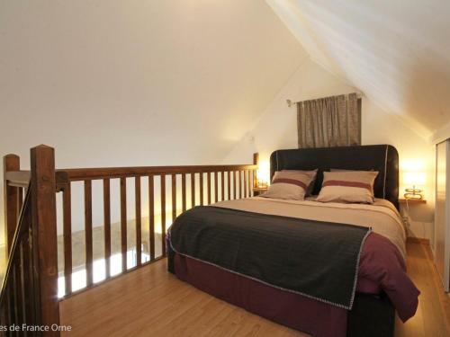 sypialnia z dużym łóżkiem z poręczem w obiekcie Gîte Sainte-Honorine-la-Guillaume, 2 pièces, 2 personnes - FR-1-497-4 w mieście Sainte-Honorine-la-Guillaume