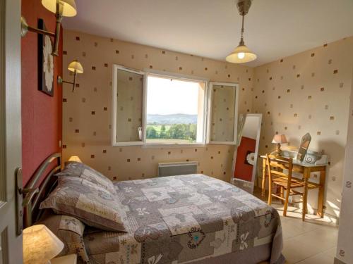 Schlafzimmer mit einem Bett und einem Fenster in der Unterkunft Gîte Saint-Forgeux-Lespinasse, 3 pièces, 4 personnes - FR-1-496-37 in Saint-Forgeux-Lespinasse