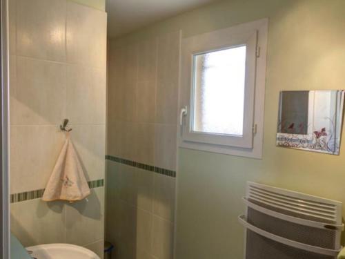 ein Bad mit einem WC und einem Fenster in der Unterkunft Gîte Saint-Forgeux-Lespinasse, 3 pièces, 4 personnes - FR-1-496-37 in Saint-Forgeux-Lespinasse