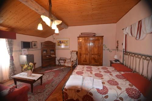 ein Schlafzimmer mit einem Bett und einer Holzdecke in der Unterkunft Casa Mazzoni in Roccastrada
