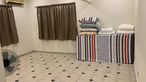Zimmer mit einem Handtuchhalter und einem Ventilator in der Unterkunft NICE HOME VILLA, Bandar Country Homes, Rawang in Rawang