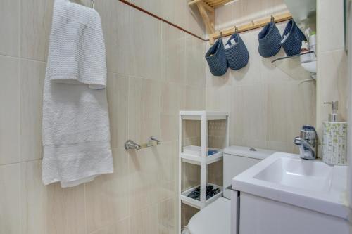 een badkamer met een wastafel, een toilet en handdoeken bij Casa Rosa in Yaiza