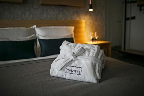 Una toalla blanca sobre una cama en Rooms Lejletul, en Split