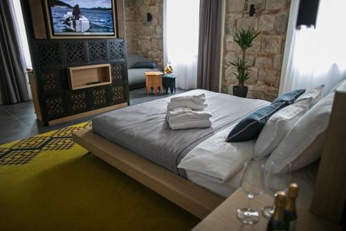 1 dormitorio con 1 cama grande y toallas. en Rooms Lejletul, en Split