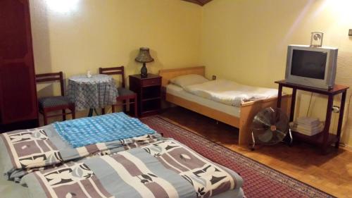 Guest House Gaja tesisinde bir odada yatak veya yataklar