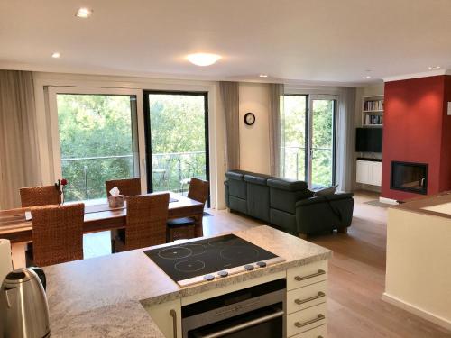 a kitchen and living room with a stove top oven at Ferienhaus am Park am Röhrensee in Bayreuth