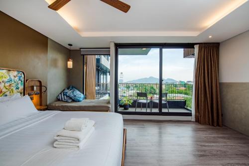 Postel nebo postele na pokoji v ubytování Seamira House Huahin