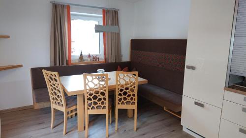 a dining room with a table and chairs at Hoamatl, Appartement in Tux