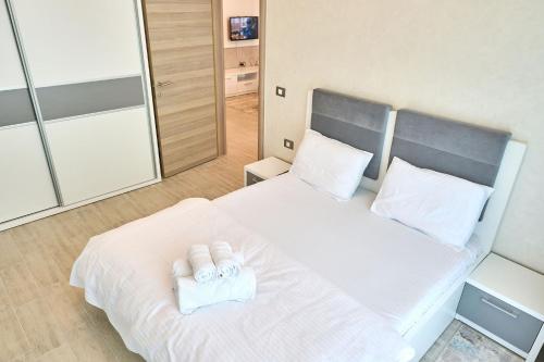 En eller flere senge i et værelse på MoonStar Apartment - Spa n Pools beach Resort