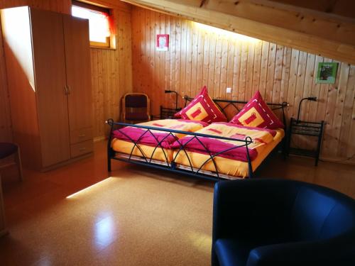 Un pat sau paturi într-o cameră la Winzerhof Spengler