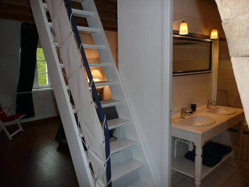 a bathroom with a ladder next to a sink at La Ferme Du Dizacre in Leubringhen