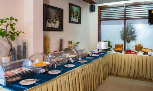 uma fila de bufê com comida em cima em Muine Century Beach Resort & Spa em Mui Ne