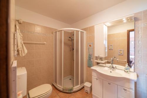 Een badkamer bij Casetta Marì immersa in un vigneto