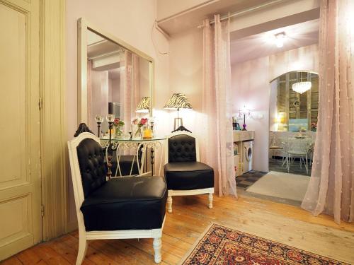 salon ze stołem i lustrem w obiekcie Chateau Leconte w Salonikach