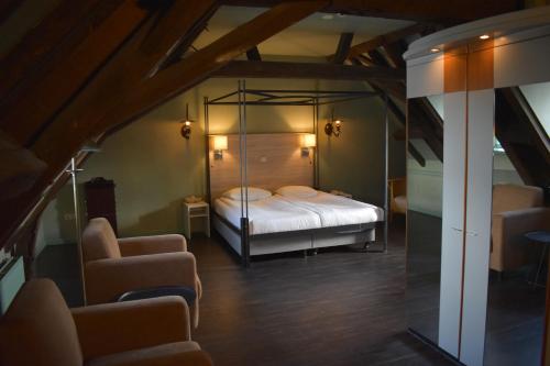 a bedroom with a canopy bed in a attic at Fletcher Hotel-Restaurant Kasteel Erenstein in Kerkrade