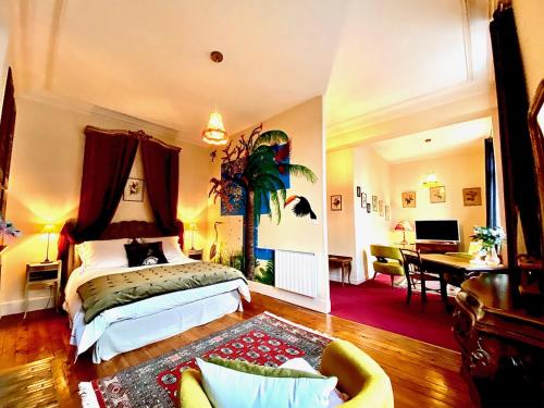 a bedroom with a bed and a desk in a room at Le Rez de Jardin Albi in Albi