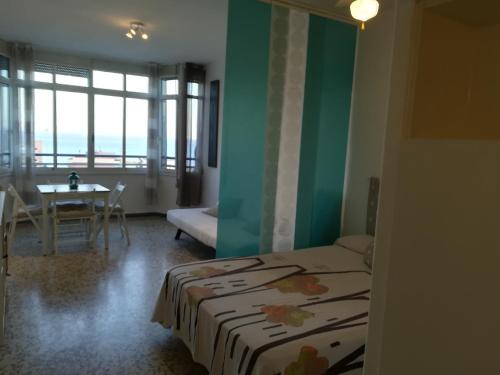 トレモリノスにあるVistas al Marのベッドルーム1室(ベッド1台、景色を望むテーブル付)
