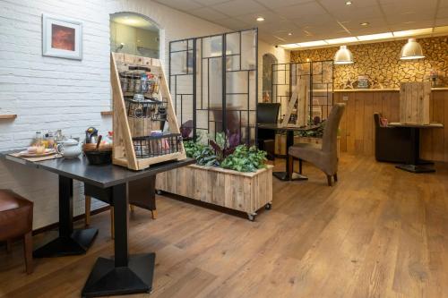 B&B de Ster van Dwingeloo في دفينجيلو: صالون مع طاولة وكراسي في الغرفة