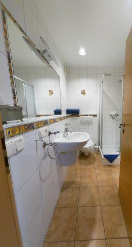 a bathroom with a sink and a toilet at FEWO Vermietung Carmen Sagner in Baabe