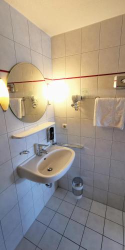 a bathroom with a sink and a mirror at Zum Winzermännle in Würzburg