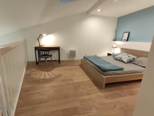 een slaapkamer met een bed, een tafel en een bureau bij Montpellier centre Duplex style loft in Montpellier