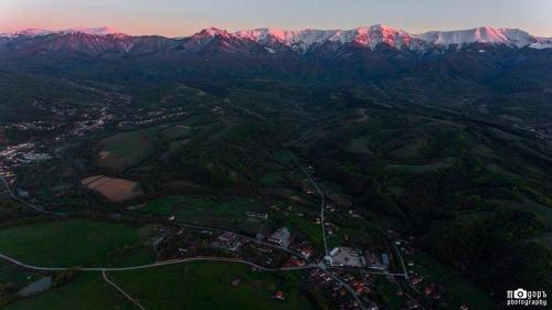 an aerial view of a city with mountains in the background at Къща за гости "Край Реките" in Apriltsi