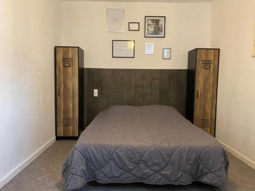een bed in een kamer met twee houten kisten bij Jm Vacances Serignan in Sérignan