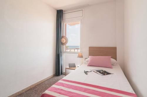 Ένα ή περισσότερα κρεβάτια σε δωμάτιο στο Pierre & Vacances Comarruga