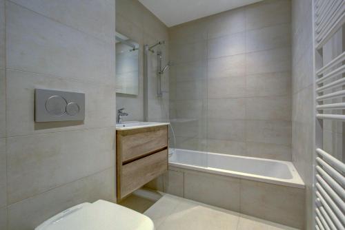 une salle de bain avec une baignoire, des toilettes et un lavabo dans l'établissement Lapia 3, à Morzine