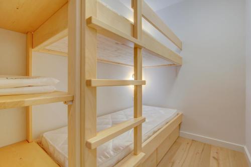 Cette petite chambre dispose d'un placard avec des étagères en bois. dans l'établissement Lapia 3, à Morzine