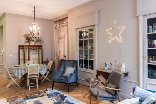 un salon avec une table et des chaises dans l'établissement ELLA - Magnifique appartement, à Lyon