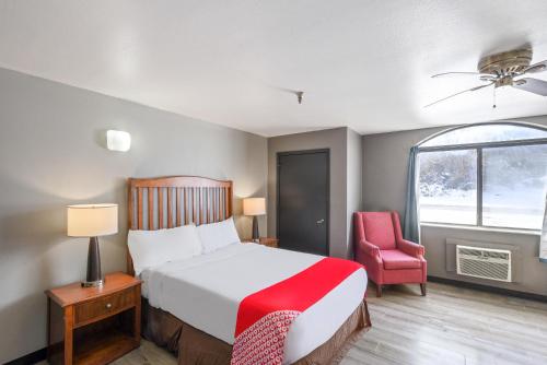 En eller flere senger på et rom på OYO Hotel Edmond - University of Central Oklahoma