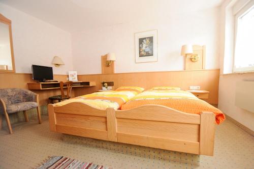 
Ein Bett oder Betten in einem Zimmer der Unterkunft Gästehaus Wieghardt
