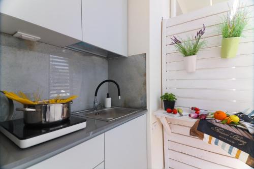 Kuchyň nebo kuchyňský kout v ubytování J Luxury Home
